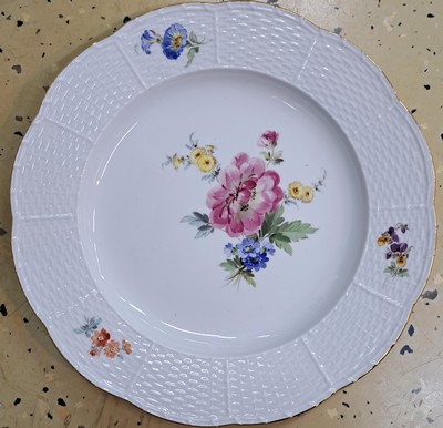 27011703d - 3 tiefe und 2 flache Teller, Meissen, um 1880-90, 1. Wahl, korbartig reliefierter Rand, ...