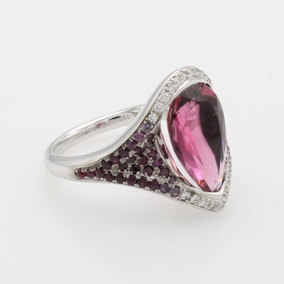 27011747a - Ring mit Turmalin, Saphiren und Brillanten, WG 750/000, rosa Turmalin ca. 4.94 ct, 25 ...
