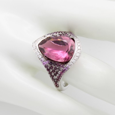27011747b - Ring mit Turmalin, Saphiren und Brillanten, WG 750/000, rosa Turmalin ca. 4.94 ct, 25 ...
