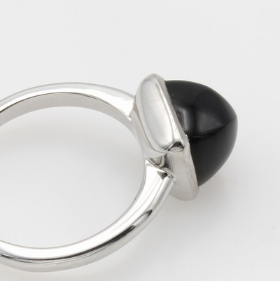 27011757a - Ring mit Onyx, WG 750/000, Onyx ca. 3.98 ct, RW 53