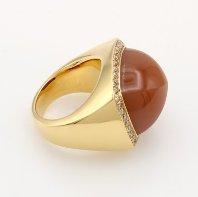 27011764a - Massiver Ring mit Mondstein und Brillanten, GG 750/000, Mondstein ca. 26.05 ct, Brill. ...