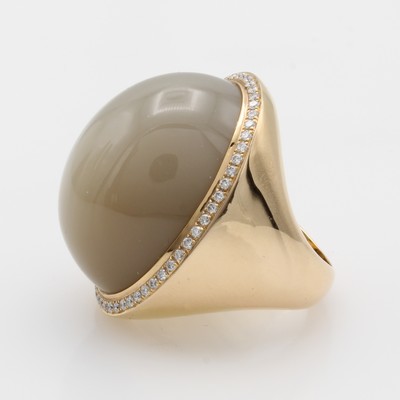 27011769a - Massiver Ring mit Mondstein und Brillanten, RG 750/000, Mondstein ca. 64.43 ct und ...