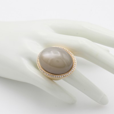 27011769b - Massiver Ring mit Mondstein und Brillanten, RG 750/000, Mondstein ca. 64.43 ct und ...