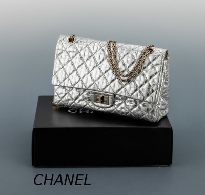 Image CHANEL Handtasche 2.55, JUMBO, Silber, feines Leder mit Streifen und charakteristischem ...