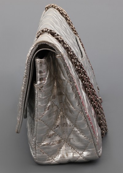 27011772b - CHANEL Handtasche 2.55, JUMBO, Silber, feines Leder mit Streifen und charakteristischem ...