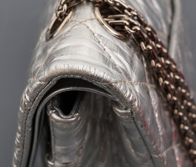 27011772c - CHANEL Handtasche 2.55, JUMBO, Silber, feines Leder mit Streifen und charakteristischem ...