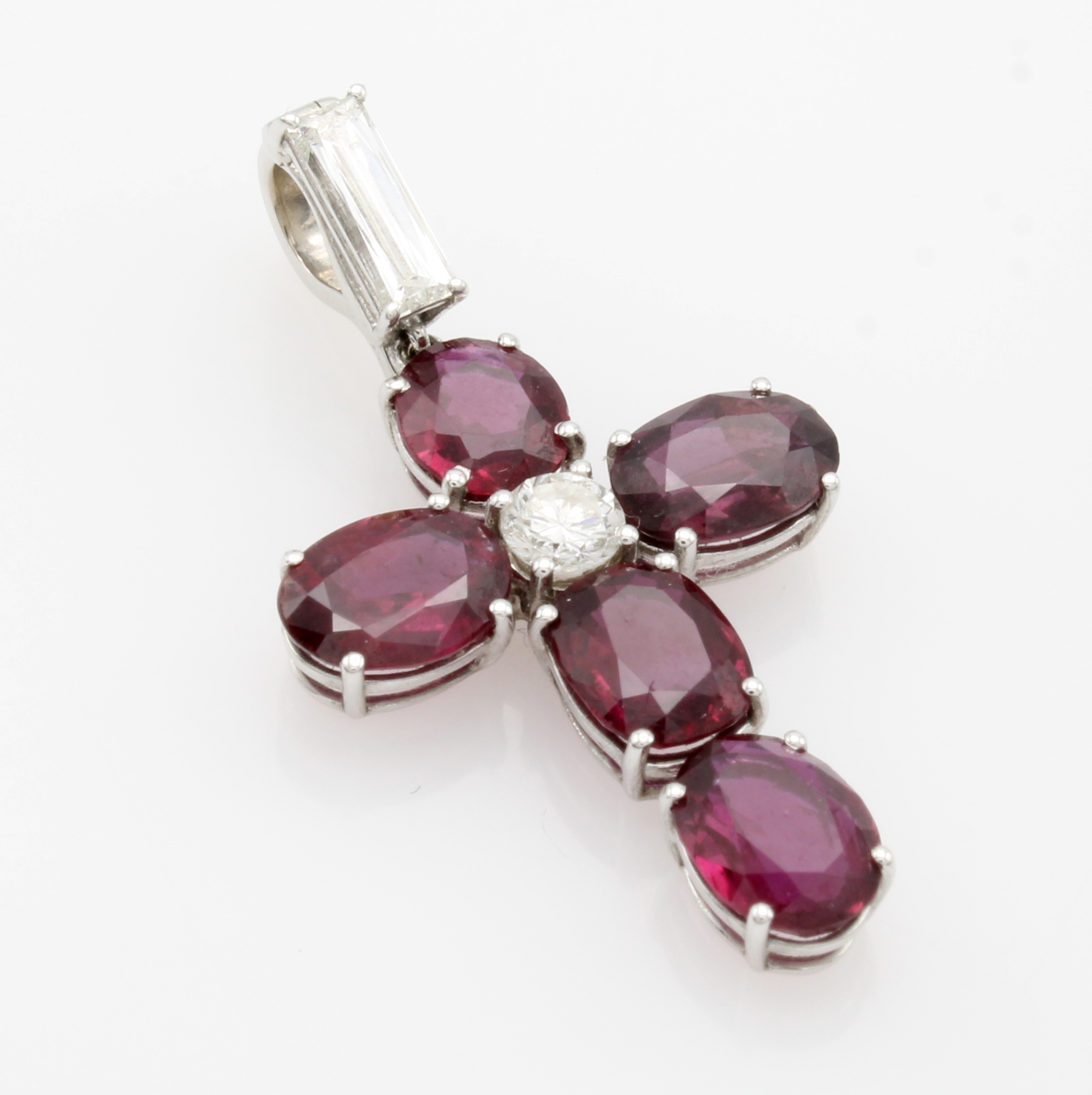 Image 27011800 - Kreuzanhänger mit Rubinen und Brillant, WG 750/000, Brill. ca. 0.41 ct feines Weiß/vs, ...