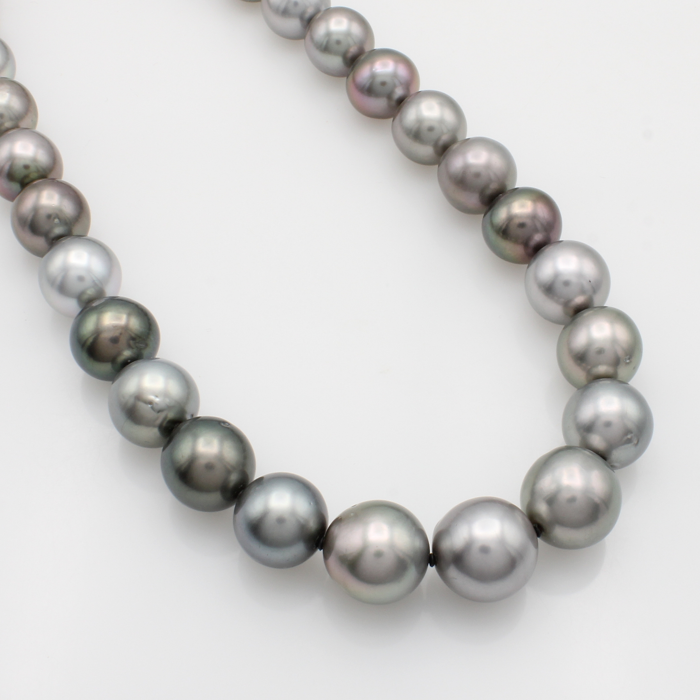 Image 27011814 - Tahitiperlstrang, Perlen verlaufend v. 12.1-14.7 mm, silbergraue, peacockfarb. und ...