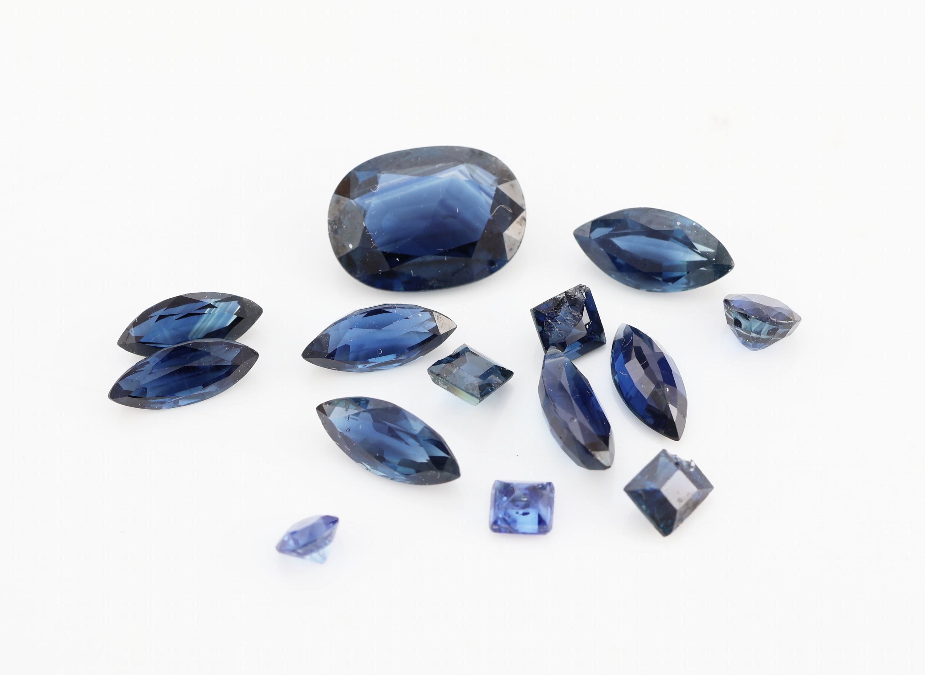 Image 27011826 - Lot Saphire zus. ca. 7.29 ct, versch. Schliffformen, Größen und Farben