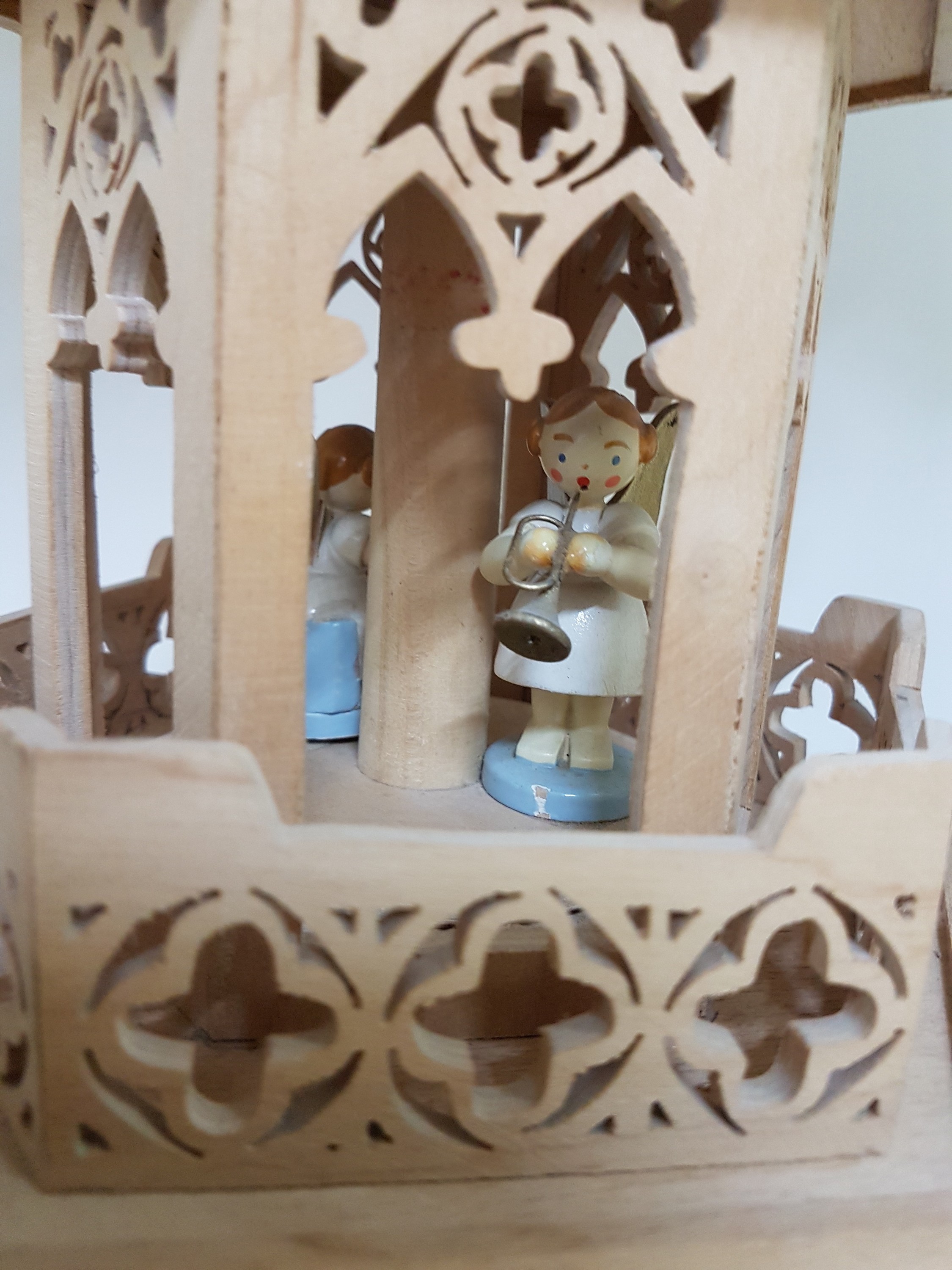 Detail a: Große Weihnachtspyramide und zwei Nussknacker, Erzgebirge, 1970er Jahre, Holz, dreistöckige Pyramide mit Laubsägearbeit, reicher Figurenbesatz mit ...