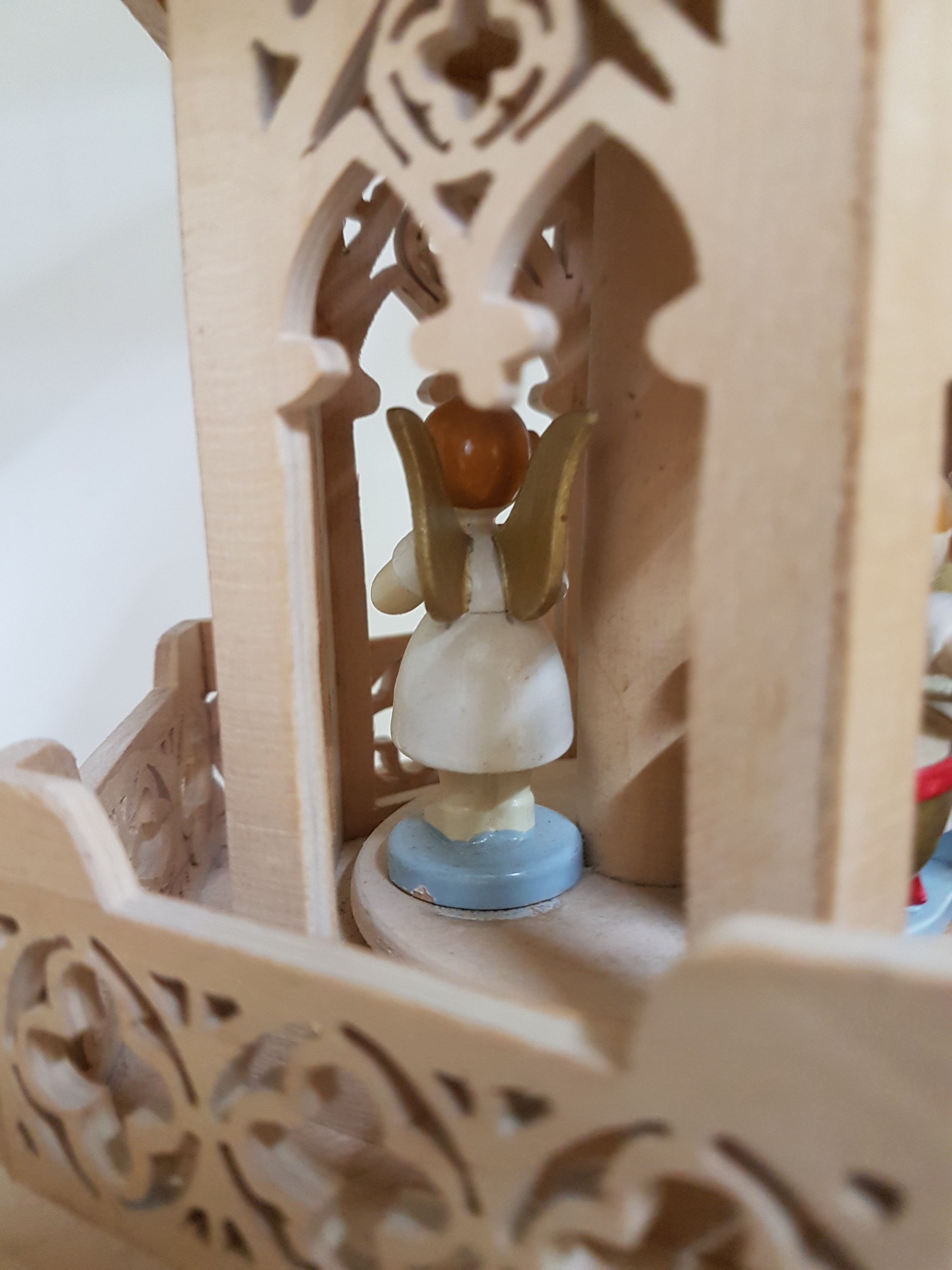 Detail b: Große Weihnachtspyramide und zwei Nussknacker, Erzgebirge, 1970er Jahre, Holz, dreistöckige Pyramide mit Laubsägearbeit, reicher Figurenbesatz mit ...