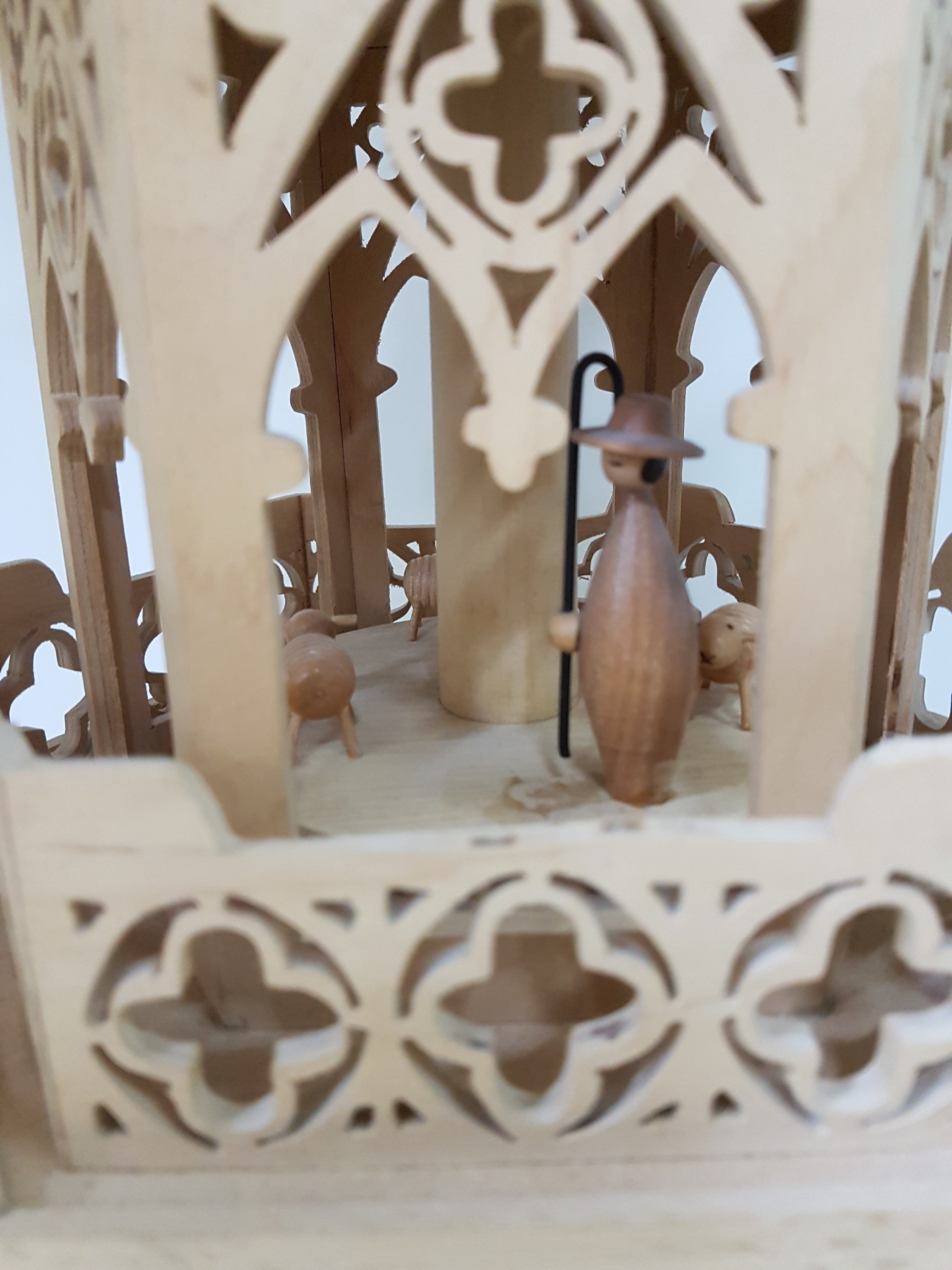 Detail c: Große Weihnachtspyramide und zwei Nussknacker, Erzgebirge, 1970er Jahre, Holz, dreistöckige Pyramide mit Laubsägearbeit, reicher Figurenbesatz mit ...
