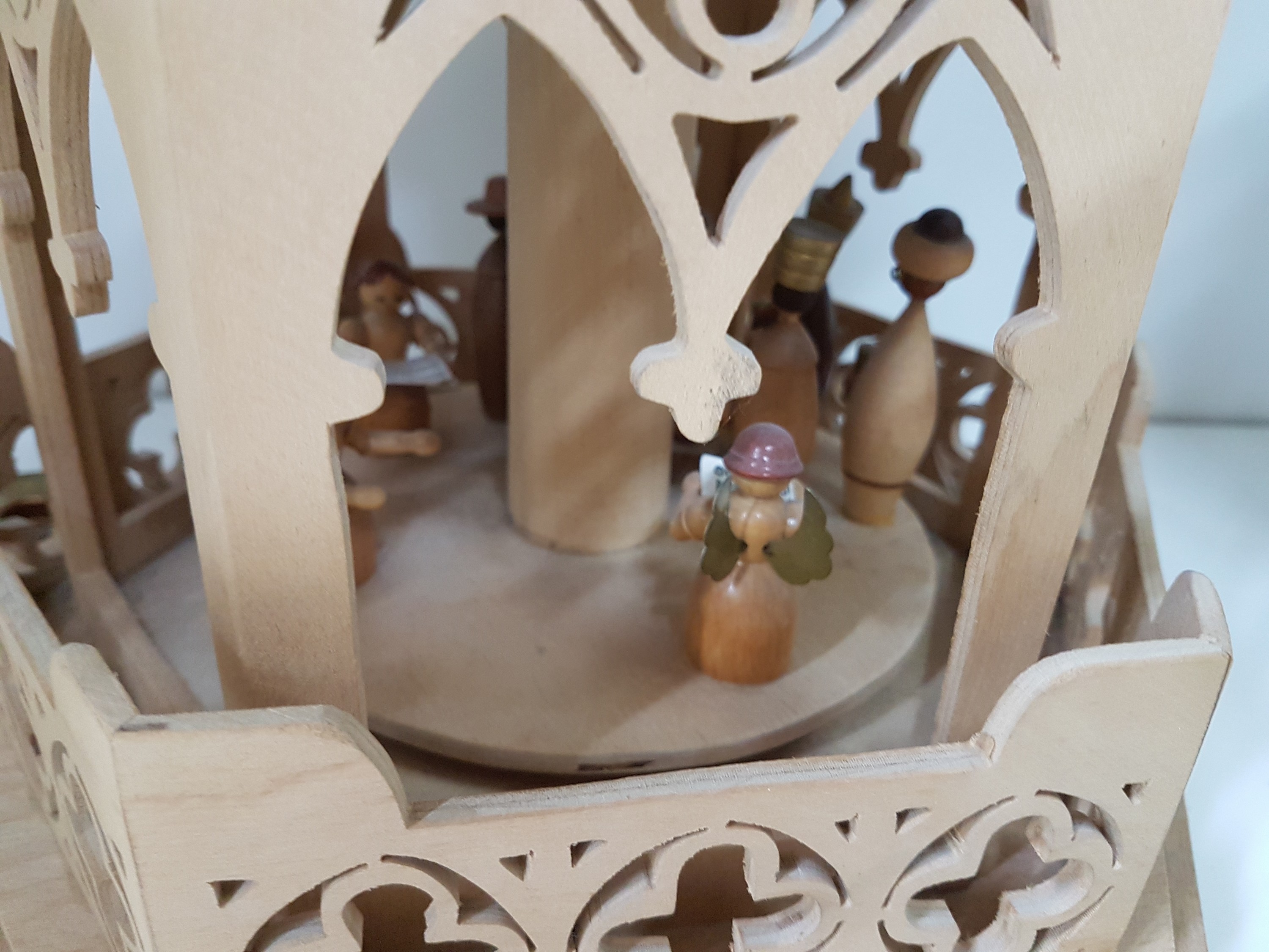 Detail d: Große Weihnachtspyramide und zwei Nussknacker, Erzgebirge, 1970er Jahre, Holz, dreistöckige Pyramide mit Laubsägearbeit, reicher Figurenbesatz mit ...