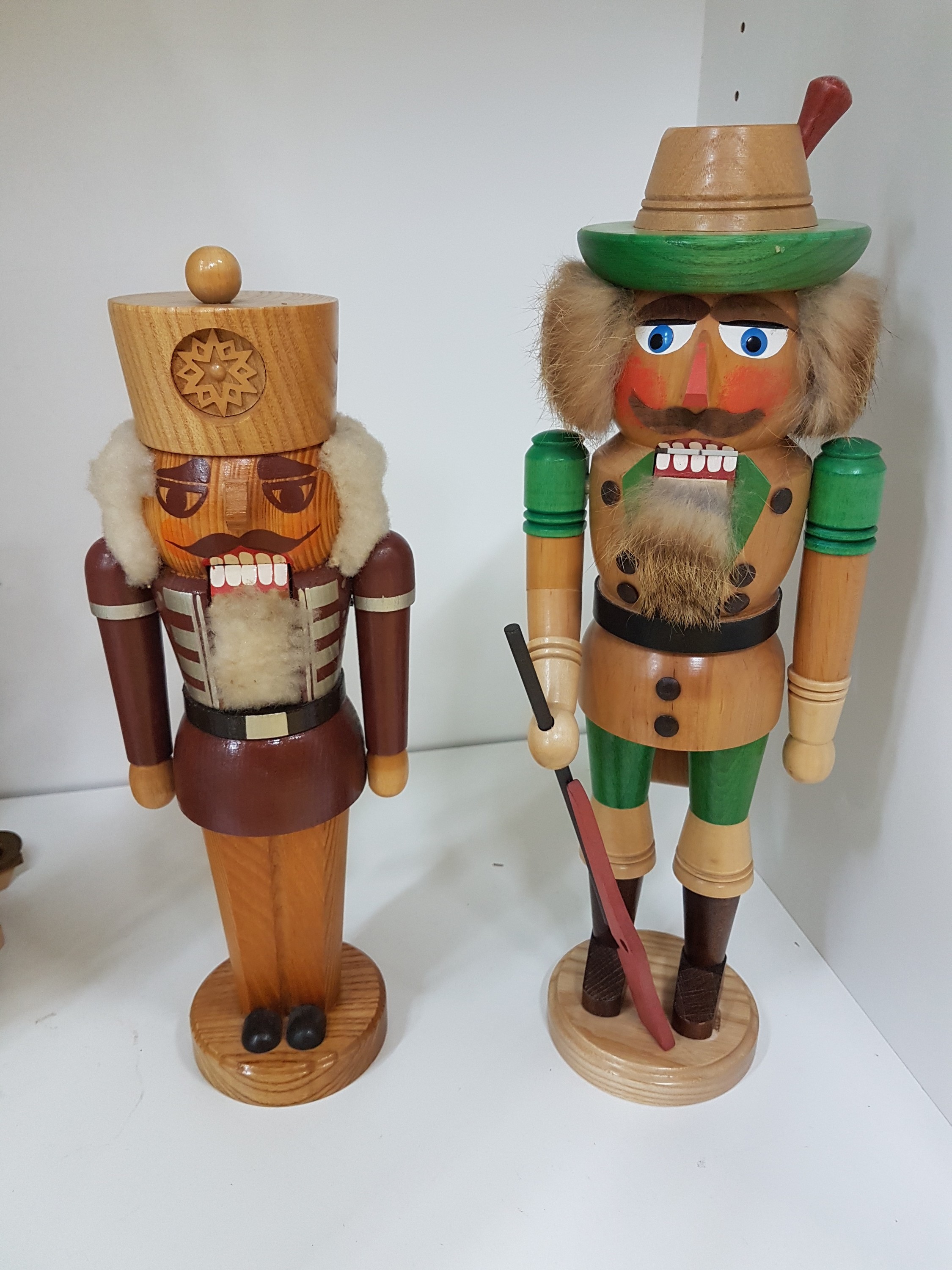 Detail e: Große Weihnachtspyramide und zwei Nussknacker, Erzgebirge, 1970er Jahre, Holz, dreistöckige Pyramide mit Laubsägearbeit, reicher Figurenbesatz mit ...