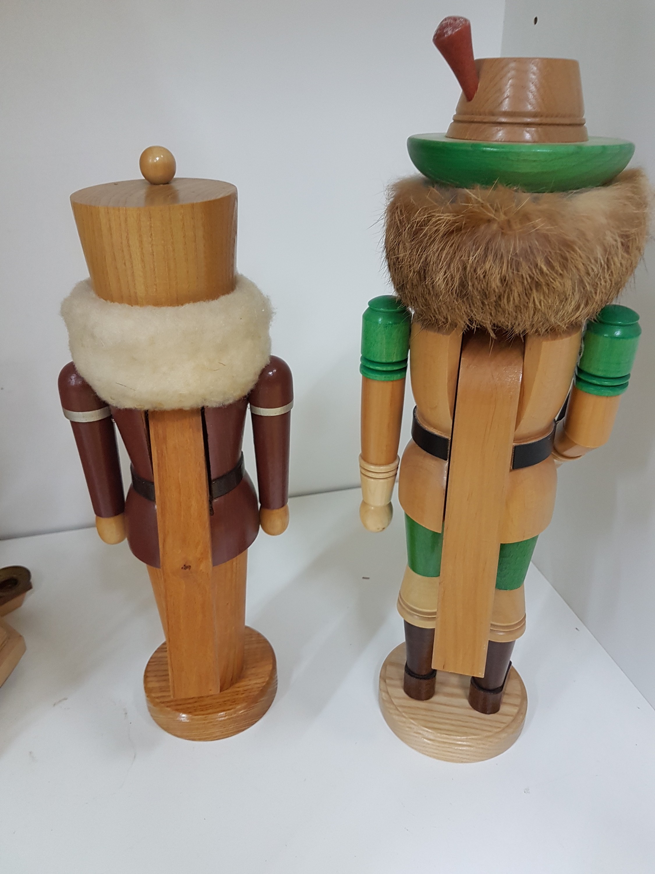 Detail f: Große Weihnachtspyramide und zwei Nussknacker, Erzgebirge, 1970er Jahre, Holz, dreistöckige Pyramide mit Laubsägearbeit, reicher Figurenbesatz mit ...