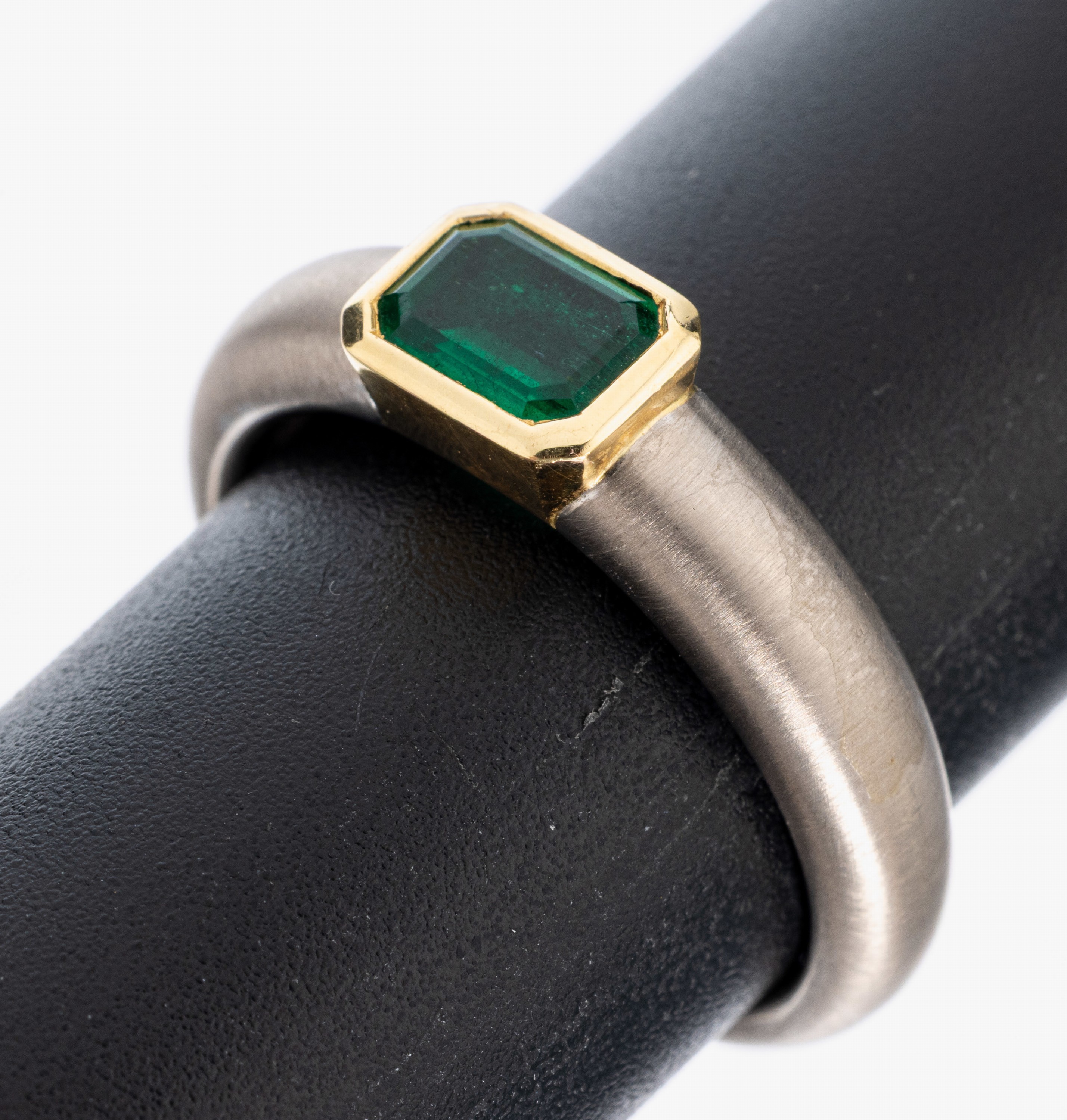 Image 27011889 - 18 kt Gold Smaragd-Ring, WG/GG 750/000, WG-Ringschiene sat., in GG gefasster Smaragd ...