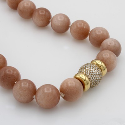 27011832a - Mondsteincollier mit Brillantschließe, GG 750/000, Brill. zus. ca. 2.60 ct feines ...