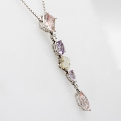 27011878a - Collier mit Morganiten, Amethysten und Perl- mutt, WG 750/000, Morganite zus. ca. 6.2 ...