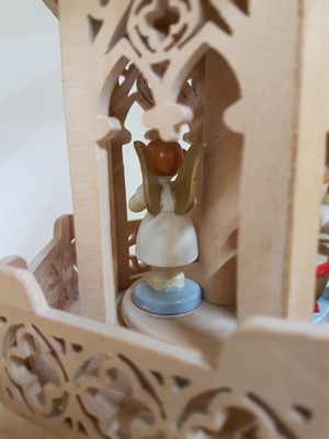 27011885b - Große Weihnachtspyramide und zwei Nussknacker, Erzgebirge, 1970er Jahre, Holz, ...