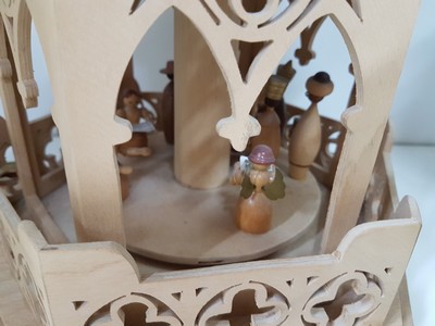 27011885d - Große Weihnachtspyramide und zwei Nussknacker, Erzgebirge, 1970er Jahre, Holz, ...