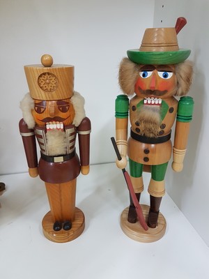 27011885e - Große Weihnachtspyramide und zwei Nussknacker, Erzgebirge, 1970er Jahre, Holz, ...