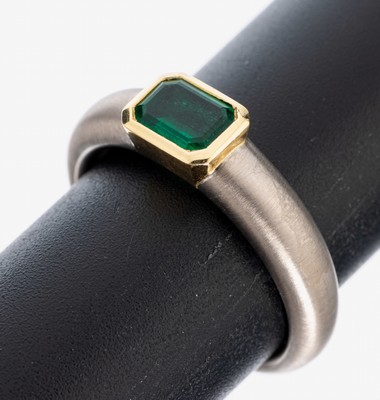 Image 18 kt Gold Smaragd-Ring, WG/GG 750/000, WG-Ringschiene sat., in GG gefasster Smaragd ...