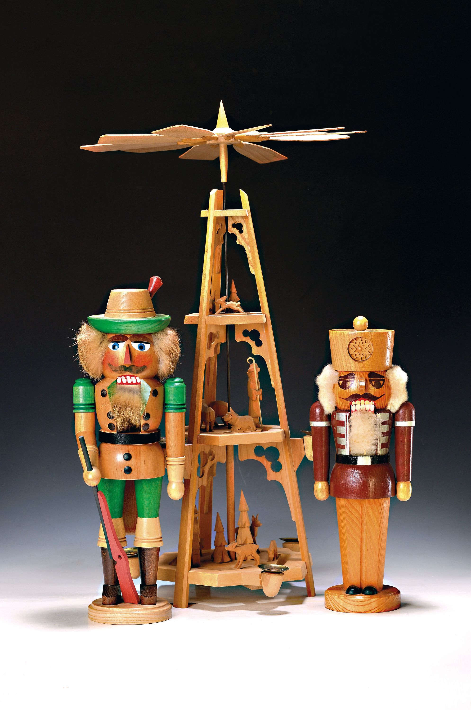 Image 27011901 - Weihnachtspyramide, zwei Nussknacker und Engelsorchester, Erzgebirge, Seiffen, 2. Hälfte ...