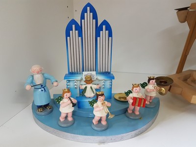 27011901a - Weihnachtspyramide, zwei Nussknacker und Engelsorchester, Erzgebirge, Seiffen, 2. Hälfte ...