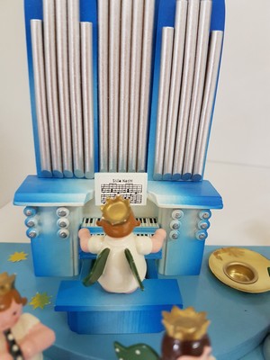 27011901b - Weihnachtspyramide, zwei Nussknacker und Engelsorchester, Erzgebirge, Seiffen, 2. Hälfte ...