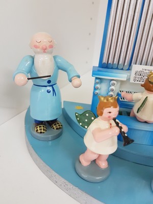 27011901c - Weihnachtspyramide, zwei Nussknacker und Engelsorchester, Erzgebirge, Seiffen, 2. Hälfte ...