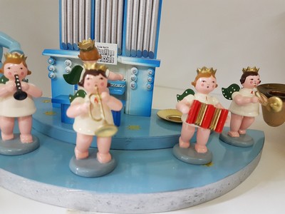 27011901d - Weihnachtspyramide, zwei Nussknacker und Engelsorchester, Erzgebirge, Seiffen, 2. Hälfte ...