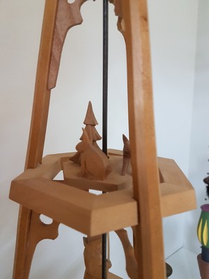 27011901e - Weihnachtspyramide, zwei Nussknacker und Engelsorchester, Erzgebirge, Seiffen, 2. Hälfte ...