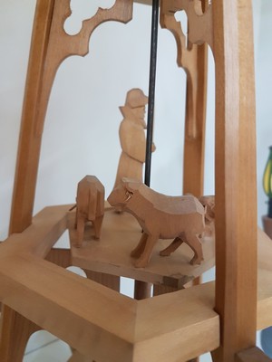 27011901f - Weihnachtspyramide, zwei Nussknacker und Engelsorchester, Erzgebirge, Seiffen, 2. Hälfte ...