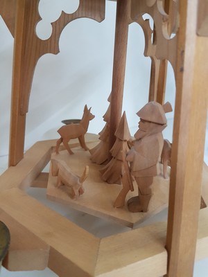 27011901g - Weihnachtspyramide, zwei Nussknacker und Engelsorchester, Erzgebirge, Seiffen, 2. Hälfte ...