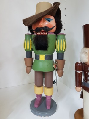 27011901i - Weihnachtspyramide, zwei Nussknacker und Engelsorchester, Erzgebirge, Seiffen, 2. Hälfte ...