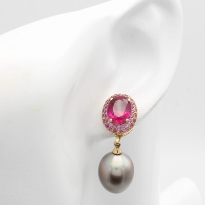 27011953b - Paar Ohrgehänge mit Südsee- u. Tahitiperle, Rubelliten und Saphiren, RG 750/000, 2 ...