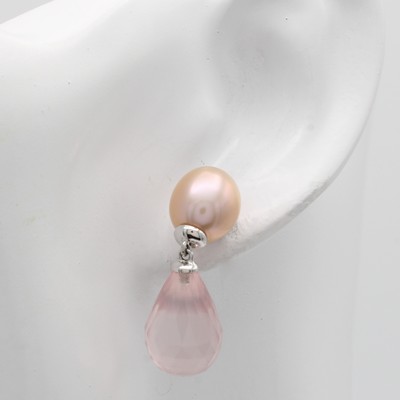 27011954a - Paar Ohrgehänge mit Rosenquarzen und Süßwasserperlen, WG 750/000, facett. ...