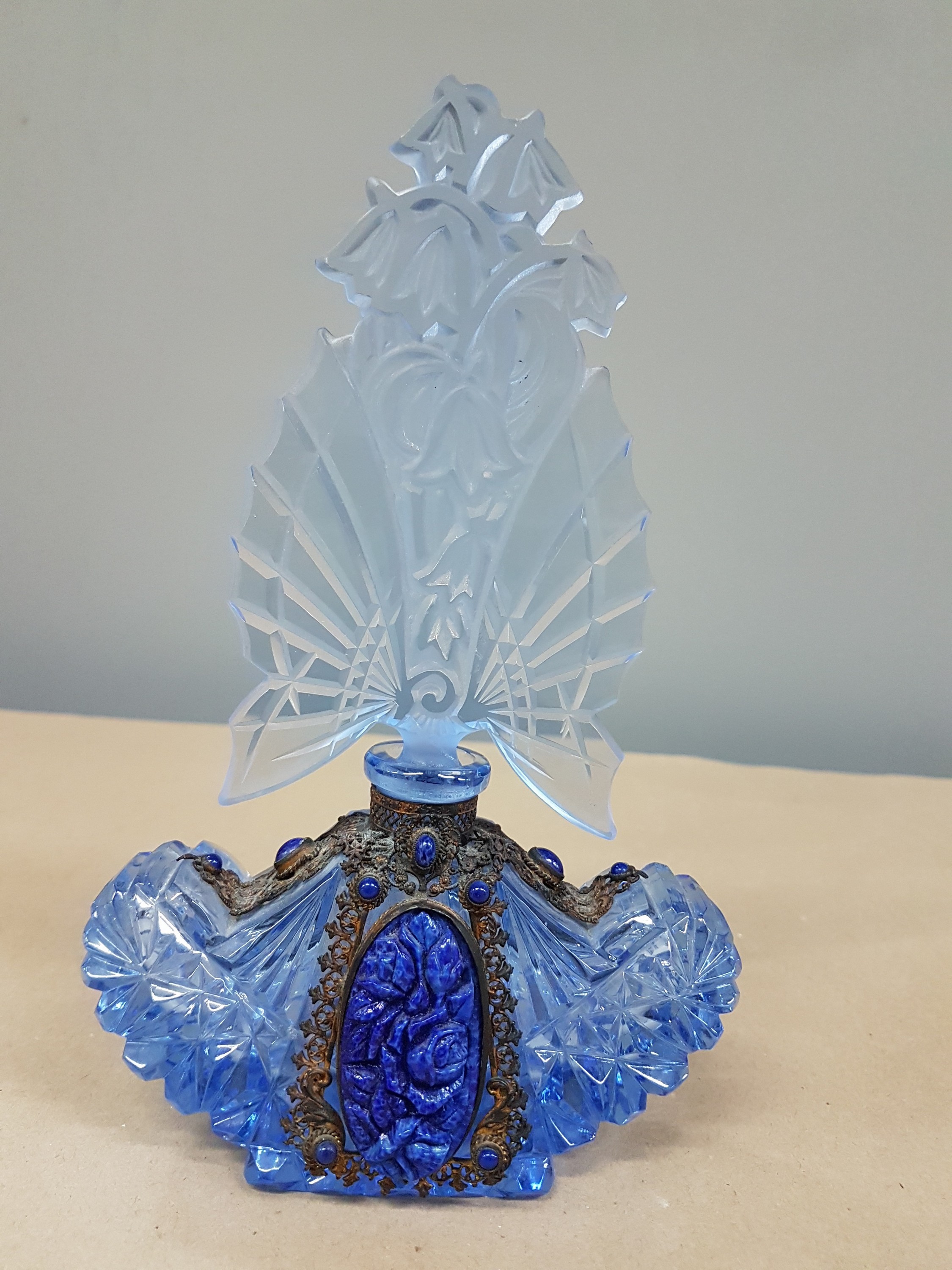 Detail a: Außergewöhnlicher Flakon, Böhmen, 1920er Jahre, blaues Kristallglas, aufgelegte Metallapplikation in Filigranarbeit, Blumenmedaillon, Glaskorpus ...