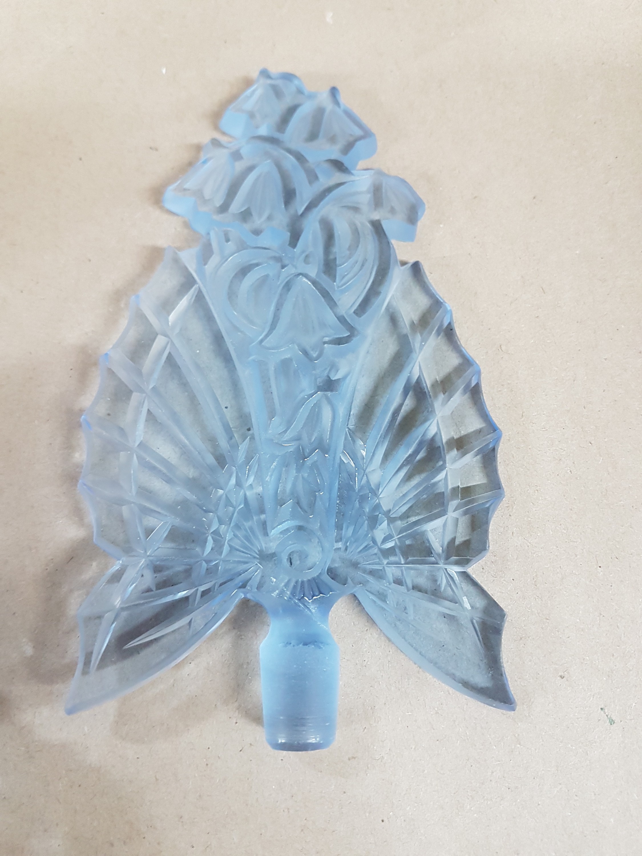 Detail g: Außergewöhnlicher Flakon, Böhmen, 1920er Jahre, blaues Kristallglas, aufgelegte Metallapplikation in Filigranarbeit, Blumenmedaillon, Glaskorpus ...