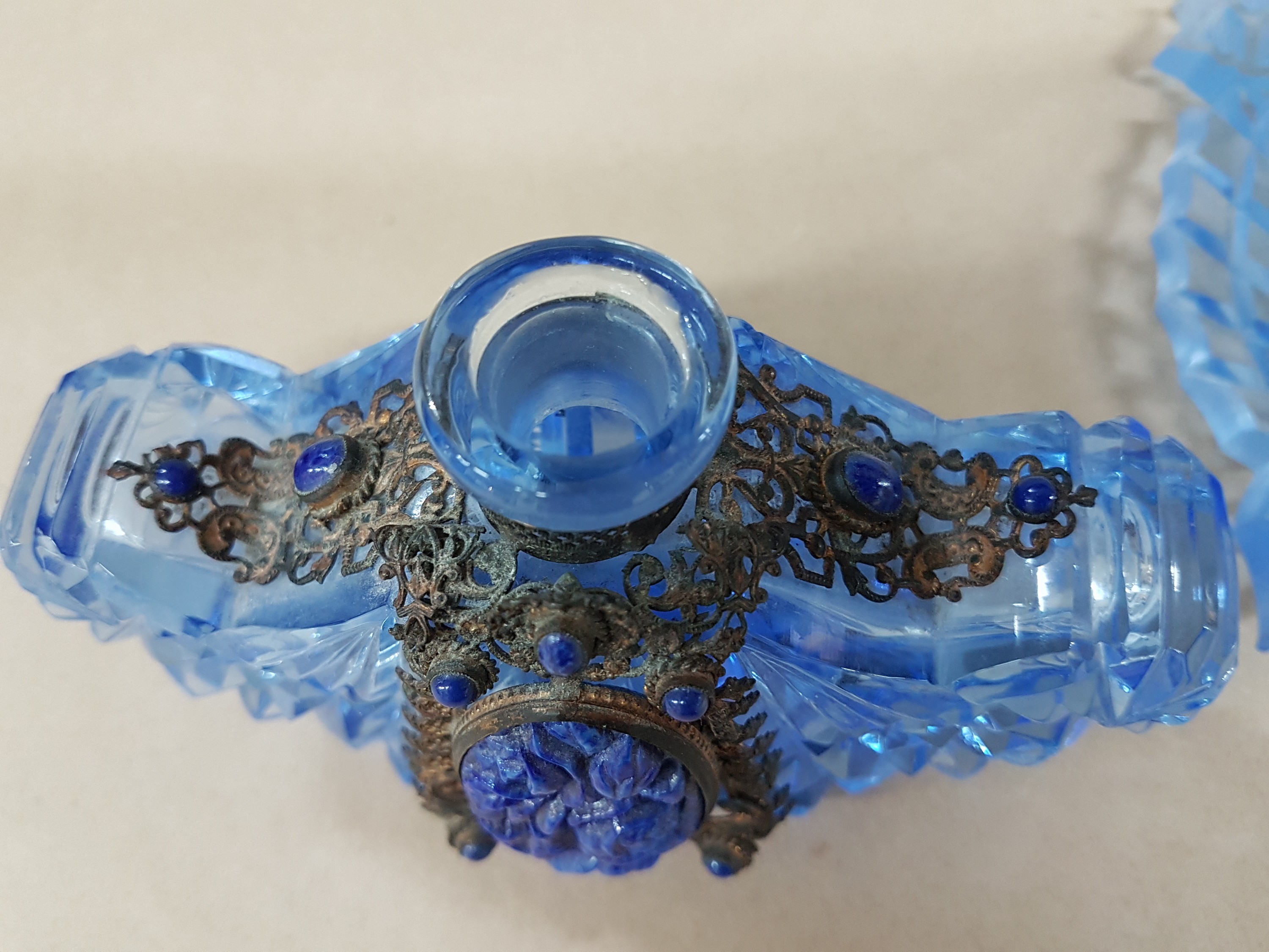 Detail h: Außergewöhnlicher Flakon, Böhmen, 1920er Jahre, blaues Kristallglas, aufgelegte Metallapplikation in Filigranarbeit, Blumenmedaillon, Glaskorpus ...