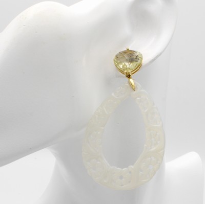27012065b - Paar Ohrgehänge mit Calcedonen und Lemon- citrinen, GG 750/000, 2 herzförm. Citrine ...