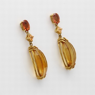 27012088a - Paar Ohrgehänge mit Citrinen, Saphiren und Mandaringranaten, GG 750/000, 2 Citrine im ...
