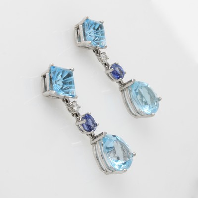 27012196a - Paar Ohrgehänge mit Topasen, Saphiren und Brillanten, WG 750/000, Topase zus. ca. 9.79 ...