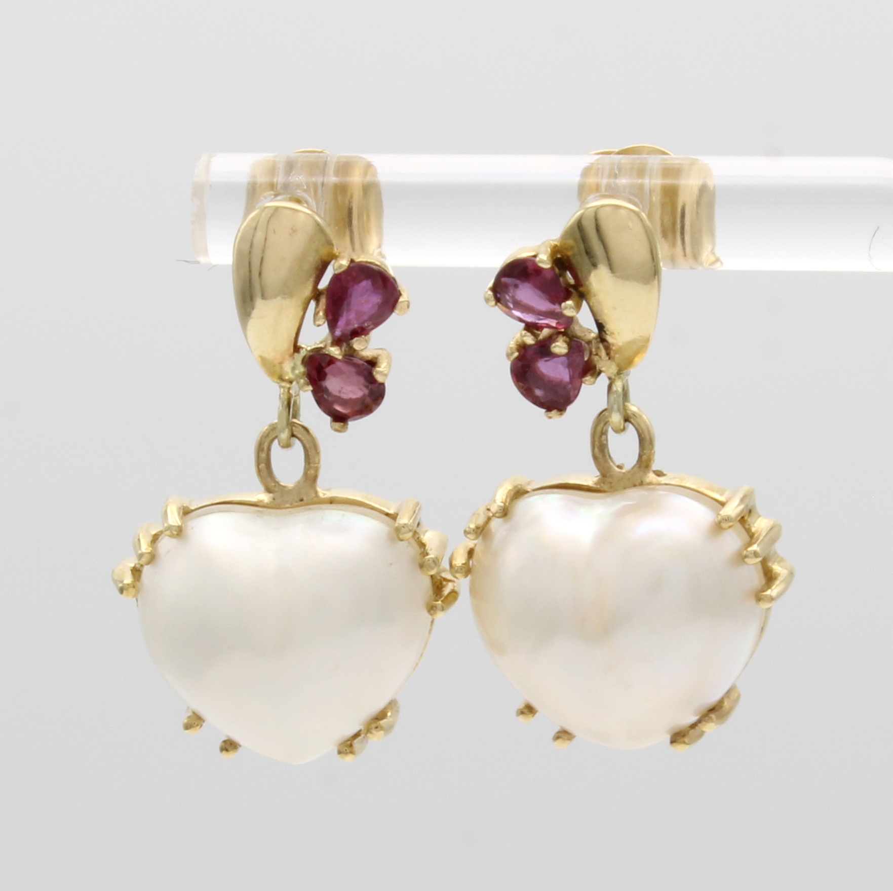 Image 27012280 - Paar Ohrstecker mit Mabeperlen und Rubinen, GG 585/000, herzf. Perlen, 4 Rubintropfen in ...