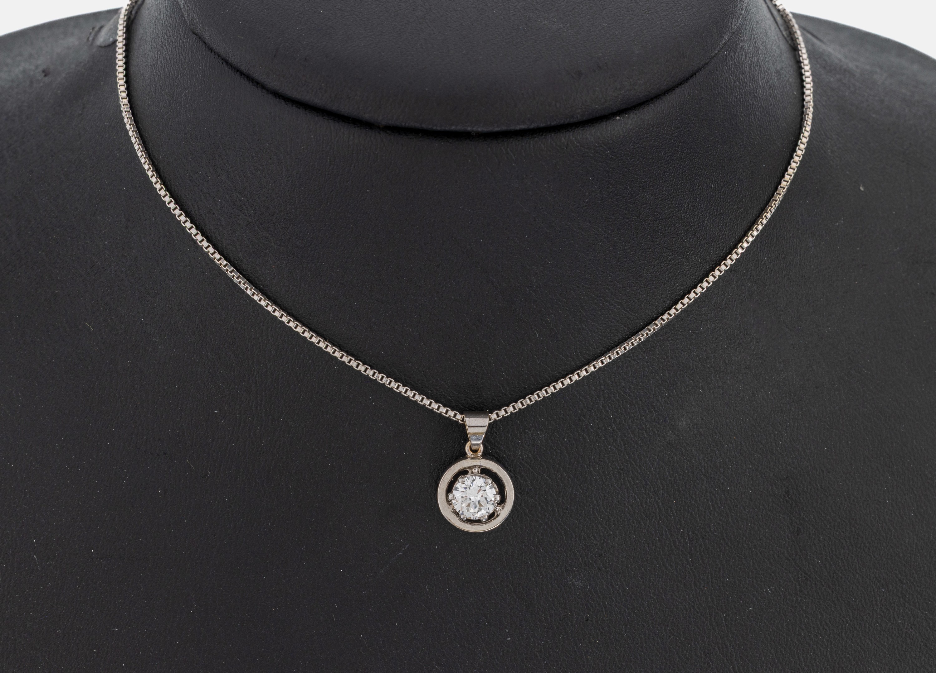 Image 27012288 - 14 kt Gold Brillant-Anhänger, WG 585/000, Brillant ca. 0.60 ct feines Weiß/si, an ...