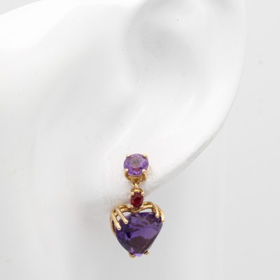27012298a - Paar Ohrgehänge mit Amethysten und Rubinen, RG 750/000, 2 Amethyste zus. ca. 0.95 ct u. ...