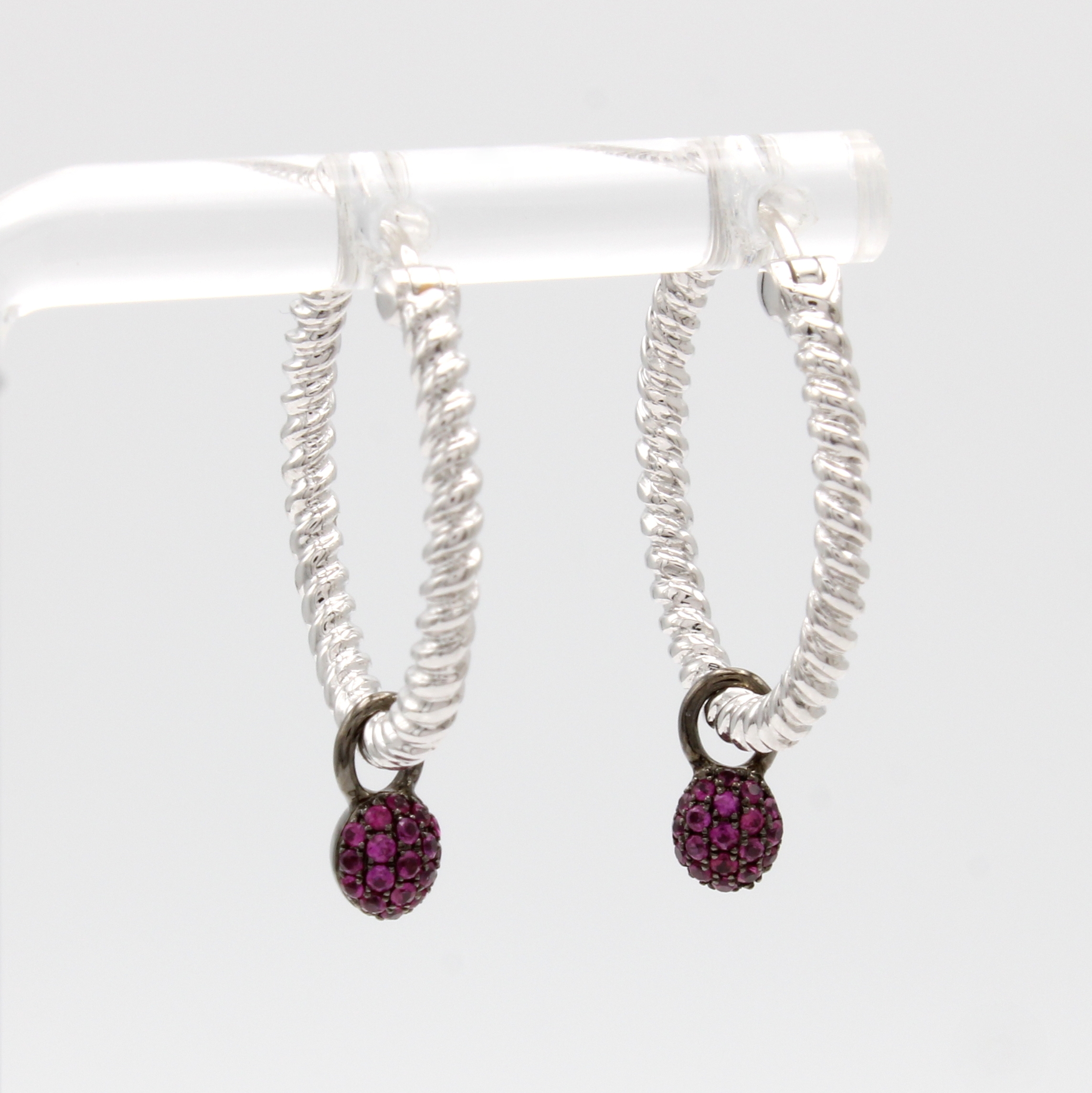 Image 27012317 - Paar Creolen mit Einhängern, WG 750/000, z. T. geschwärzt, Einhänger bes. m. Rubinen ...