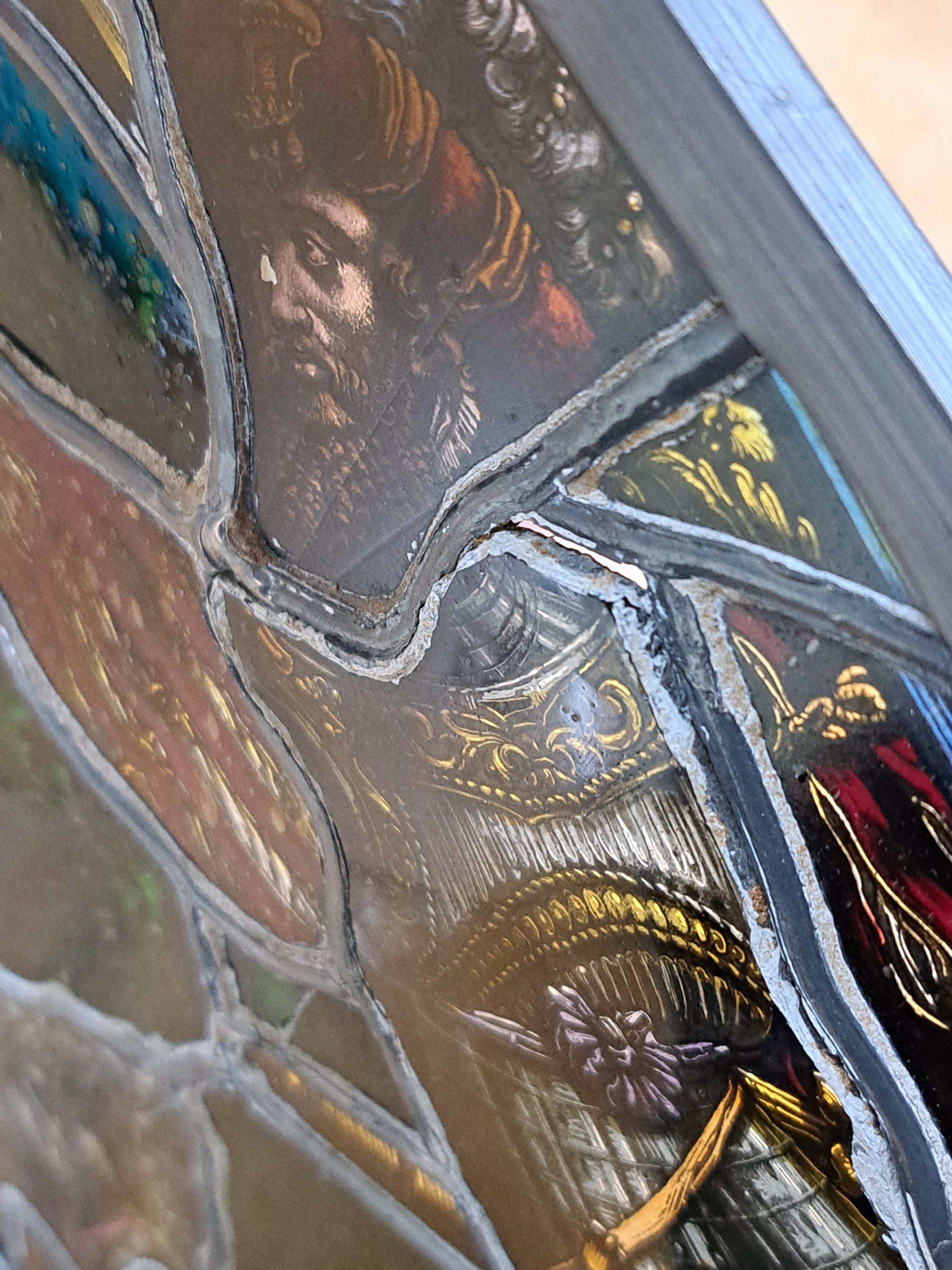 Detail h: Zwei Bleiverglasungen, Bleiglasfenster,, Historismus, um 1880, Renaissancedarstellungen mit Edelmännern in Rüstung und Wappen, z.T. Verbleiung ...