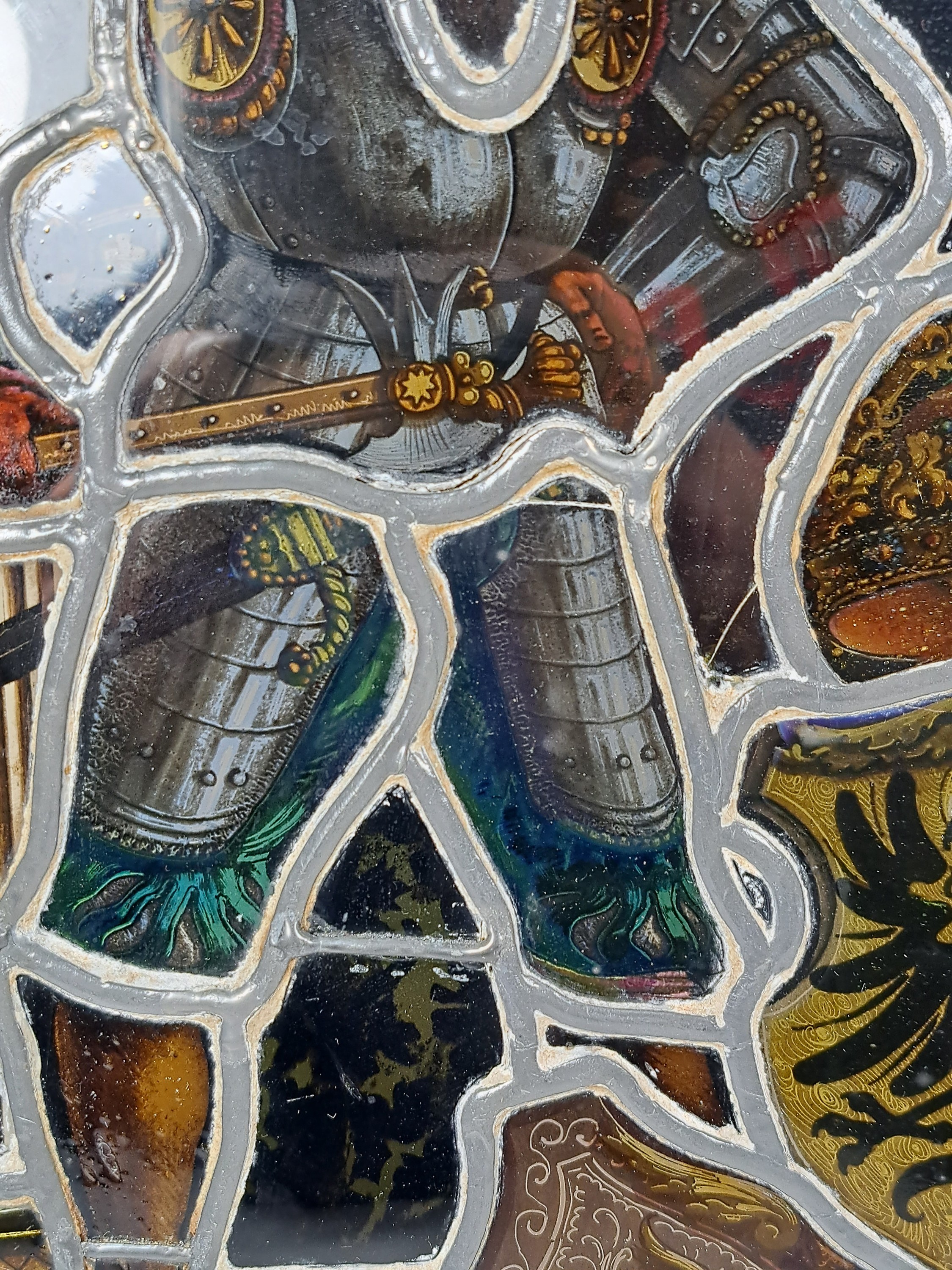 Detail j: Zwei Bleiverglasungen, Bleiglasfenster,, Historismus, um 1880, Renaissancedarstellungen mit Edelmännern in Rüstung und Wappen, z.T. Verbleiung ...
