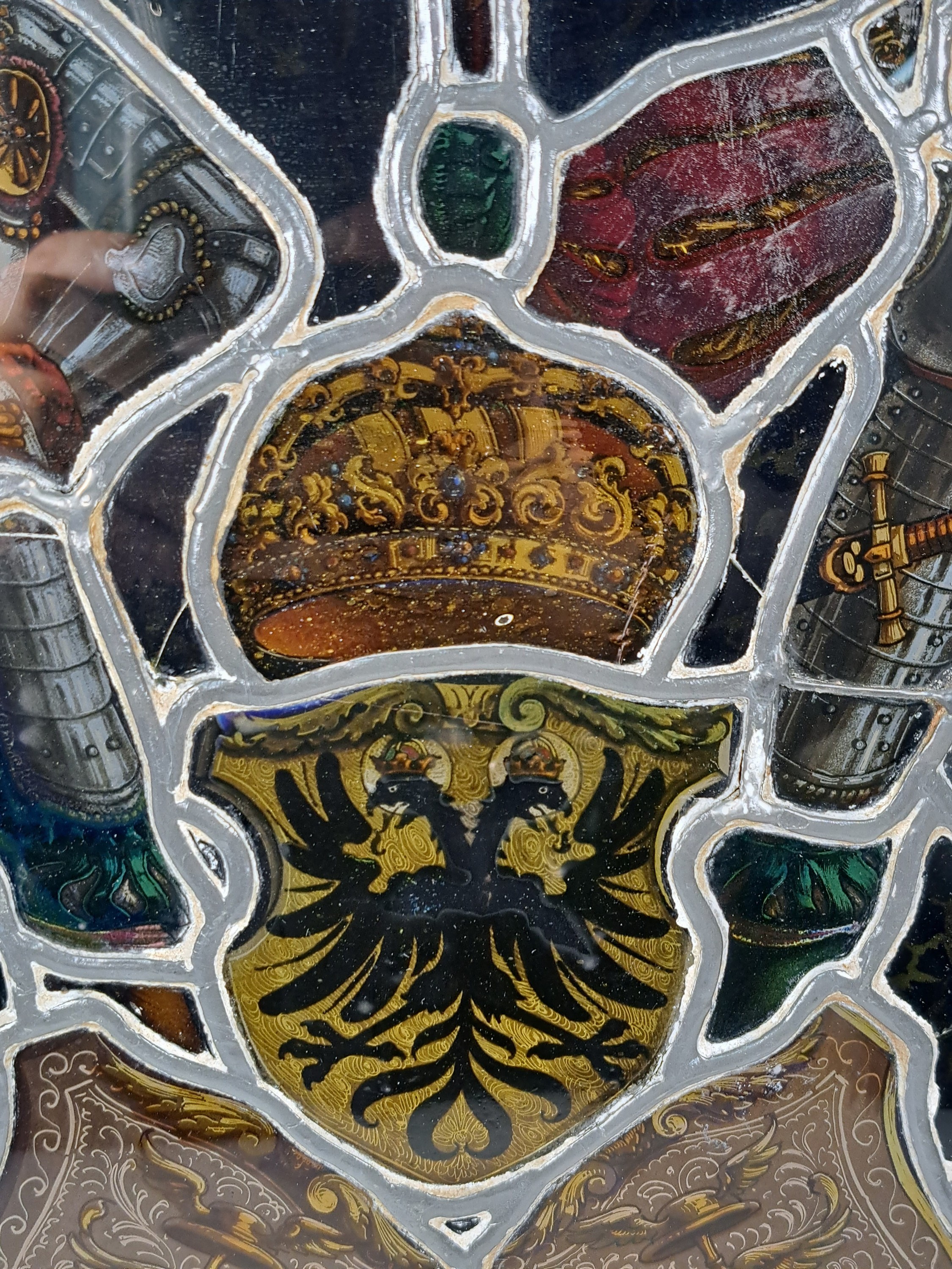 Detail k: Zwei Bleiverglasungen, Bleiglasfenster,, Historismus, um 1880, Renaissancedarstellungen mit Edelmännern in Rüstung und Wappen, z.T. Verbleiung ...